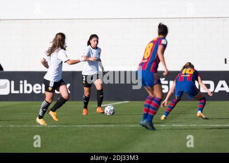 Valencia, Spanien. Dezember 2020. Cristina Cubedo aus Valencia beim spanischen Fußballspiel La Liga Femenina zwischen FC Valencia und FC Barcelona im Antonio Puchades Stadion in Aktion.(Endstand: FC Valencia 0:7 FC Barcelona). Kredit: SOPA Images Limited/Alamy Live Nachrichten Stockfoto