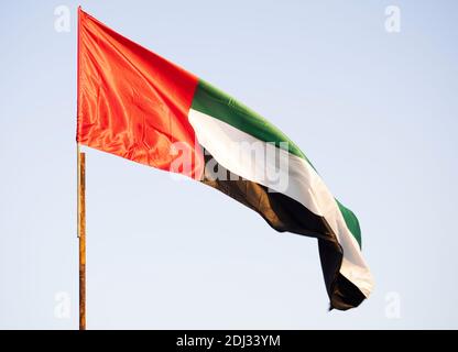 Eine Flagge der Vereinigten Arabischen Emirate, die stolz am Morgen fliegt Brise Stockfoto