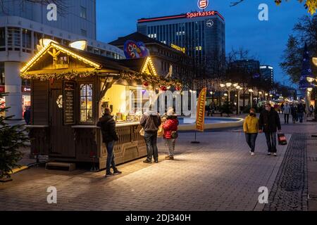 Maskenbedarf in der Fußgängerzone und eine stark reduziert Weihnachtsmarkt Stockfoto