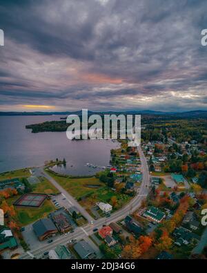 Herbstansicht von Rangeley, Maine bei Sonnenuntergang Stockfoto
