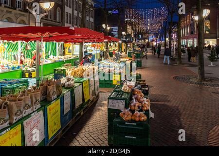 Maskenbedarf´ der Duisburger Konigstraße im Vorfeld von Weihnachten wegen der Coronavirus-Pandemie stehen Obst und Gemüse auf dem Bauernmarkt Stockfoto