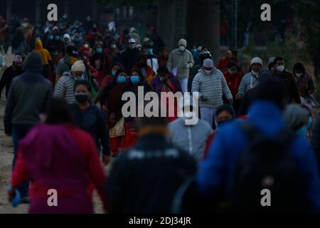 Kathmandu, Nepal. Dezember 2020. Nepalesische Gläubige streuen ''˜satbhij' heilige Samen in Erinnerung an ihre verstorbenen Geliebten während des Bala Chaturdashi Festivals im Pashupathinath Tempel in Kathmandu, Nepal, am Sonntag, 13. Dezember 2020. Bala Chaturdashi Festival wird in Erinnerung an die verstorbenen Geliebten beobachtet, ein Glaube, dass durch die Durchführung von Ritualen die verstorbenen Seelen einen besseren Platz im Himmel zu sichern. Kredit: Skanda Gautam/ZUMA Wire/Alamy Live Nachrichten Stockfoto