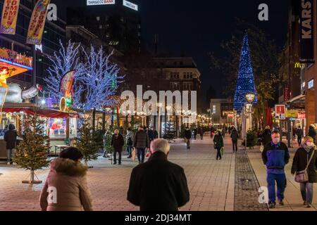 Vorweihnachtliches Treiben auf der Königstraße in Duisburgs Innenstadt Stockfoto