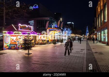 Vorweihnachtliches Treiben auf der Königstraße in Duisburgs Innenstadt Stockfoto