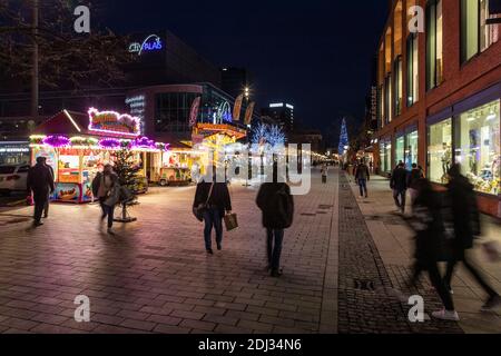 Vorweihnachtliches Treiben auf der Königstraße in Duisburgs Innenstadt Stockfoto