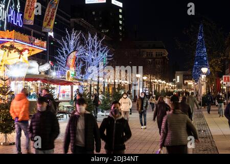 Vorweihnachtliches Treiben auf der Königstraße in Duisburgs Innenstadt Stockfoto