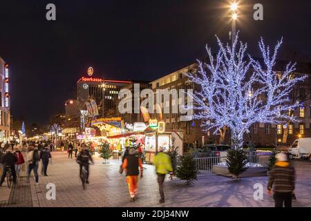 Vorweihnachtliches Treiben auf der Königstraße in Duisburgs Innenstadt Stockfoto