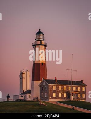 Der Montauk Leuchtturm bei Sonnenuntergang, im Montauk Point State Park, in den Hamptons, Long Island, New York Stockfoto