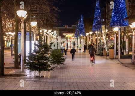 Vorweihnachtliches Treiben in der Königstraße in der Duisburger Innenstadt Stockfoto