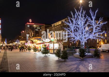 Vorweihnachtliches Treiben auf der Königstraße in Duisburgs Innenstadt Stockfoto