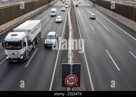 Höchstgeschwindigkeit 100 km / h auf der A59 Stadt Autobahn in Duisburg Stockfoto