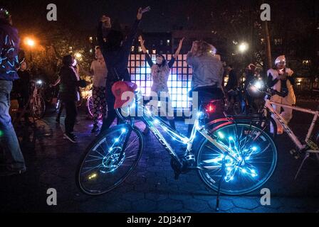 12. Dezember 2020, New York City, New York, USA: Mobile Partygänger versammeln sich im Tompkins Square Park, schmücken sich und ihre Fahrräder mit Neonlicht und feiern Hanakauh, das Festival of Lights. Das Lied Fahrrad-Rennen von der Band Königin spielt, wie die Menschen vor einem Neonschild tanzen:.''˜auf Ihren Marken, get set, go.Fahrrad-Rennen, Fahrrad-Rennen, Fahrrad-Rennen.Fahrrad, Fahrrad, Fahrrad.I will Fahrrad fahren, Fahrrad, Fahrrad, Fahrrad.(I want a) Fahrrad-Rennen.Sie sagen Cola, ich sage 'caine.You Say John, Ich sage Wayne.Hot Dog, ich sage cool it man.I will nicht der Präsident von Americaâ (Kredit I Stockfoto