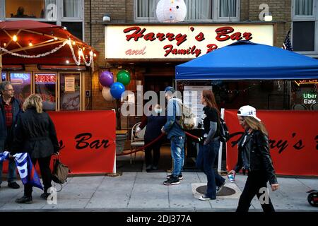 Washington, DC, USA. Dezember 2020. Allgemeine Ansicht der Harrys Bar an einer Kreuzung in der Nähe des Hotel Harrington in Washington DC am 12. Dezember 2020. Nach einer Kundgebung, die von Women for America First durchgeführt wurde, zeigen die stolzen Jungs ihre Stärke, indem sie einen Perimeter an einer Kreuzung einrichten. (Foto: John Lamparski/SIPAUSA) Quelle: SIPA USA/Alamy Live News Stockfoto