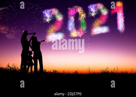 Frohes neues Jahr 2021 Konzepte. Familie beobachten Feuerwerk und feiern Neujahr Urlaub auf dem Hügel Stockfoto