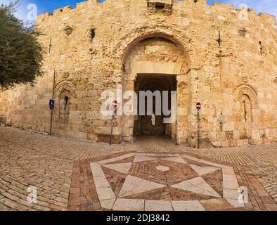 jerusalem, israel. 04-12-2020. Panoramabild des Zion-Tores (für den Herausgeber - auf dem Aufkleber auf dem hebräischen Schild - zur Liebe) Stockfoto