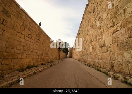 jerusalem, israel. 04-12- 2020. Die Mauern um das jüdische Viertel in der Altstadt und die Straße, die es umgibt Stockfoto