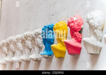 Statuen von david mit Farben an der Wand in Dafen Ölgemälde Dorf, Shenzhen, China. Stockfoto