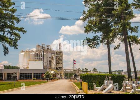 Augusta, GA USA - 07 04 20: Industrieanlage und amerikanische Flagge Stockfoto