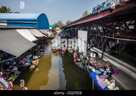 Von oben gesehen verkaufen viele boote in san PAN, die mit thailändischem Essen beladen sind, ihre leckeren Snacks und Mahlzeiten an Einheimische und Touristen auf dem schwimmenden Markt von Damneon. Stockfoto