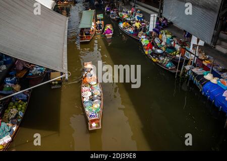 Von oben gesehen verkaufen viele boote in san PAN, die mit thailändischem Essen beladen sind, ihre leckeren Snacks und Mahlzeiten an Einheimische und Touristen auf dem schwimmenden Markt von Damneon. Stockfoto