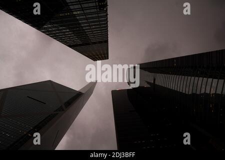Weitwinkelbild der Skyline von Hongkong von unten. Low Shot. Stockfoto