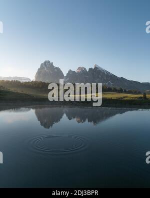 Langkofel und Plattkofel spiegeln sich im kleinen See, Seiser Alm, Südtirol, Italien Stockfoto