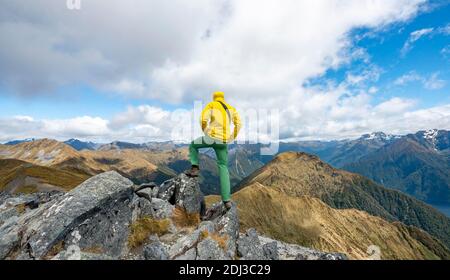 Bergsteiger, Wanderer mit Blick in die Ferne, Gipfel des Mount Luxmore, Blick auf die Murchison Mountains, Kepler Track, Great Walk, Kepler Mountains Stockfoto