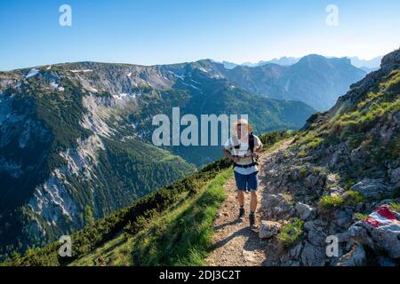 Bergsteiger, Wanderer auf Wanderweg zum Bärenkopf, im hinteren Grat Stanser-Joch-Kamm mit Stanser Joch, Karwendel, Tirol, Österreich Stockfoto