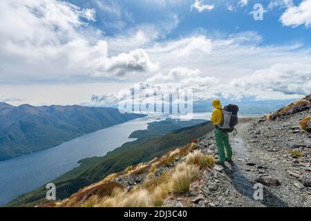 Wanderer blicken auf den Südford des Lake Te Anau, Murchison Mountains, Kepler Track, Great Walk, Fiordland National Park, Southland, Neuseeland Stockfoto