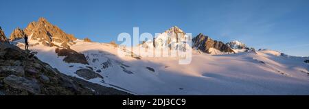 Wanderer fotografiert Bergpanorama, Glacier du Tour, Gletscher und Berggipfel, hochalpine Landschaft, Alguille de Chardonnet, Chamonix Stockfoto