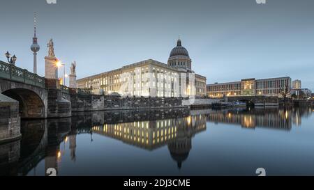 Das Berliner Schloss, 2020, Humboldt Forum mit Schlossbrücke und Fernsehturm, Berlin Mitte, Deutschland Stockfoto