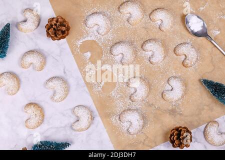 Traditionelle halbmondförmige weihnachtsplätzchen "Vanillekipferl", ein traditionelles österreichisches oder deutsches Weihnachtsplätzchen mit Nüssen und Puderzucker Stockfoto