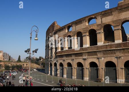 ITALIEN, ROM - FEBRUAR 13: Das Kolosseum ist ein ovales Amphitheater im Zentrum der Stadt. Blick auf den zentralen Platz am 13. Februar 2012, Roma, Italien. Stockfoto