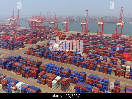 Peking, China. Juli 2020. Das Foto vom 16. Juli 2020 zeigt einen Containerdock in der Stadt Tangshan, der nordchinesischen Provinz Hebei. Quelle: Yang Shiyao/Xinhua/Alamy Live News Stockfoto