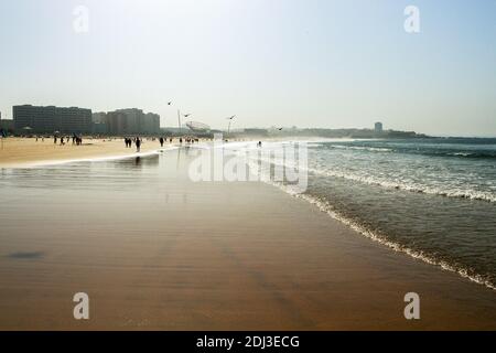 PORTUGAL, PORTO - 5. SEPTEMBER: Porto ist die zweitgrößte Stadt Portugals. Blick auf die Küste am 5. September 2016, Porto, Portugal. Stockfoto