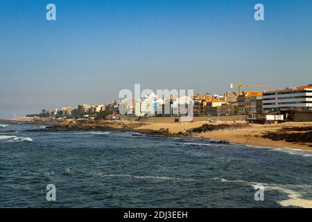 PORTUGAL, PORTO - 5. SEPTEMBER: Porto ist die zweitgrößte Stadt Portugals. Blick auf die Küste am 5. September 2016, Porto, Portugal. Stockfoto