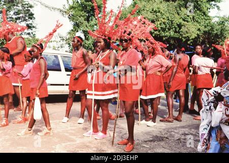 1990er Trinidad und Tobago - Darsteller warten auf ihre Reihe beim Heritage Festival in Tobago Ca. 90er Jahre Stockfoto