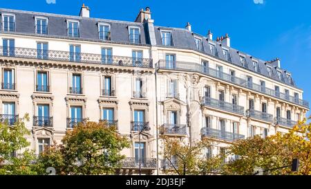 Paris, typische Fassaden und Straßen, schöne Gebäude in Republique Stockfoto