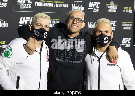 Las Vegas, Nevada, USA. Las Vegas, Nevada, Las Vegas, NV, USA. Dezember 2020. Las Vegas, NV - Dezember 13: Charles Oliveira und sein Team interagiert mit den Medien nach der UFC 256 Veranstaltung in UFC Apex am 13. Dezember 2020 in Las Vegas, Nevada, USA. Quelle: Diego Ribas/PX Imagens/ZUMA Wire/Alamy Live News Stockfoto