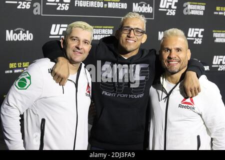 Las Vegas, Nevada, USA. Las Vegas, Nevada, Las Vegas, NV, USA. Dezember 2020. Las Vegas, NV - Dezember 13: Charles Oliveira und sein Team interagiert mit den Medien nach der UFC 256 Veranstaltung in UFC Apex am 13. Dezember 2020 in Las Vegas, Nevada, USA. Quelle: Diego Ribas/PX Imagens/ZUMA Wire/Alamy Live News Stockfoto