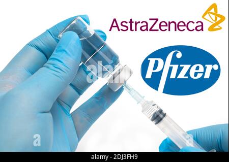 Seoul, Südkorea-Dezember 2020: COVID-19 Impfkonzept. Die Hände des medizinischen Personals, das die Spritze und das Fläschchen hält, AstraZeneca und Pfizer compa Stockfoto