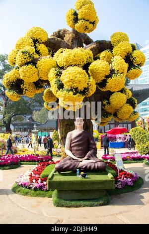 Seoul, Südkorea - 20. Oktober 2019 : Staue von Buddha unter bunten Blume, die am jogyesa-Tempel, Seoul, Südkorea Stockfoto