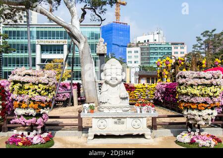 Seoul, Südkorea - 20. Oktober 2019 : Steinstatue von Buddha, der sich am jogyesa-Tempel, Seoul, Südkorea befindet Stockfoto