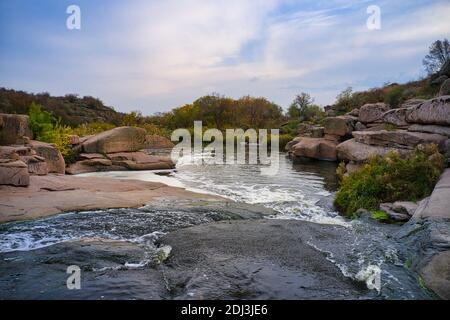 Ein kleiner schneller Wasserfall Kamenka in der Wildnis im Abendlicht in der Ukraine. Stockfoto
