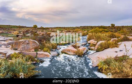 Ein kleiner schneller Wasserfall Kamenka in der Wildnis im Abendlicht in der Ukraine. Stockfoto