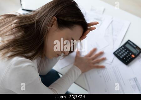 Close up unglückliche junge Frau mit Kopfschmerz, Finanzen zu überprüfen Stockfoto