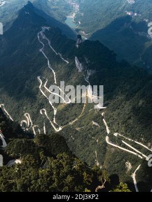 Kurvenreiche Straße zum Berg Tianmen in Zhangjiajie, Hunan, China Stockfoto