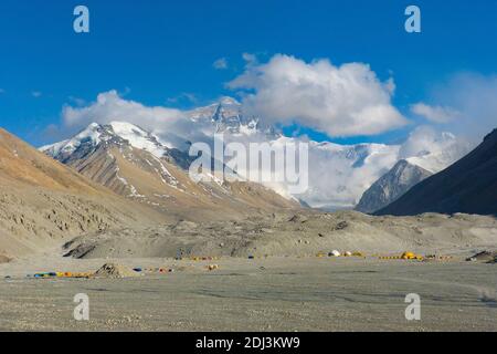 Mount Everest vom Everest Base Camp aus gesehen von Tibet Seite, mit Zelten der Bergsteiger des Mount Everest im Vordergrund. Stockfoto