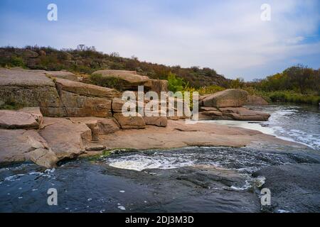 Ein kleiner schneller Wasserfall Kamenka in der Wildnis im Abendlicht in der Ukraine. Stockfoto