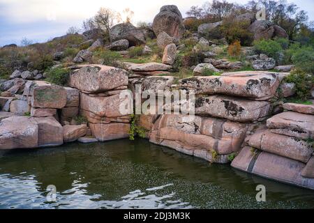 Ein kleiner schneller Wasserfall Kamenka in der Wildnis im Abendlicht in der Ukraine. Stockfoto